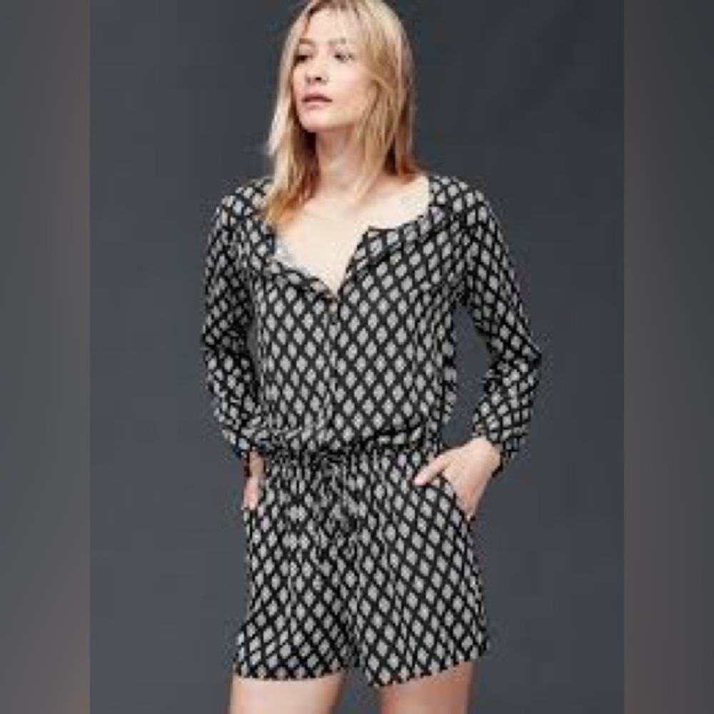 Gap long sleeve drapey shorts romper in black & white print. Sz XXL